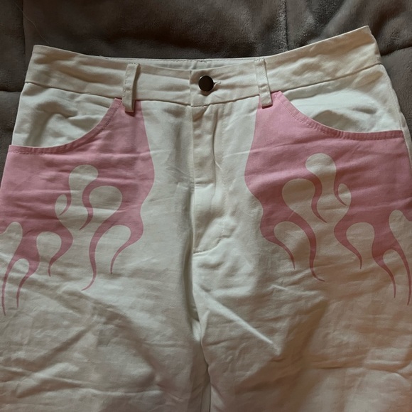 the cutest pink summer pants!💕
brand is colorful natalie!⭐️
very lightweight! - Picture 2 of 4